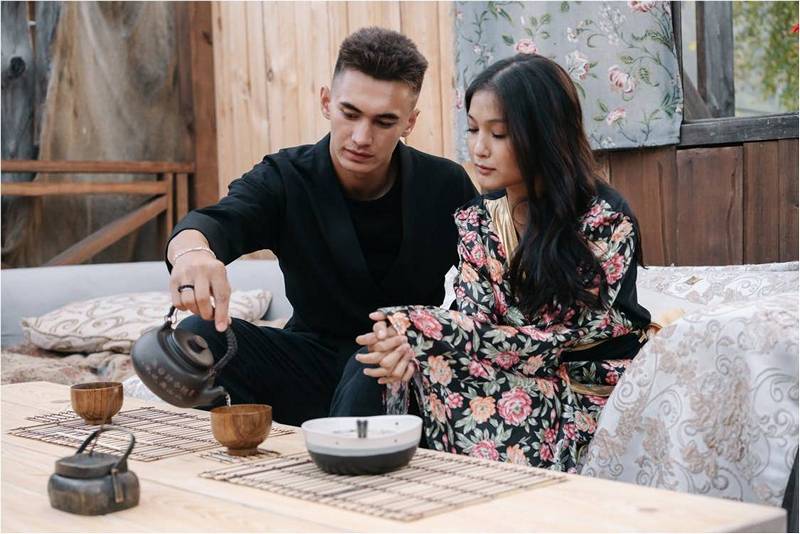 Парень и девушка пьют чай, стройность по-японски.