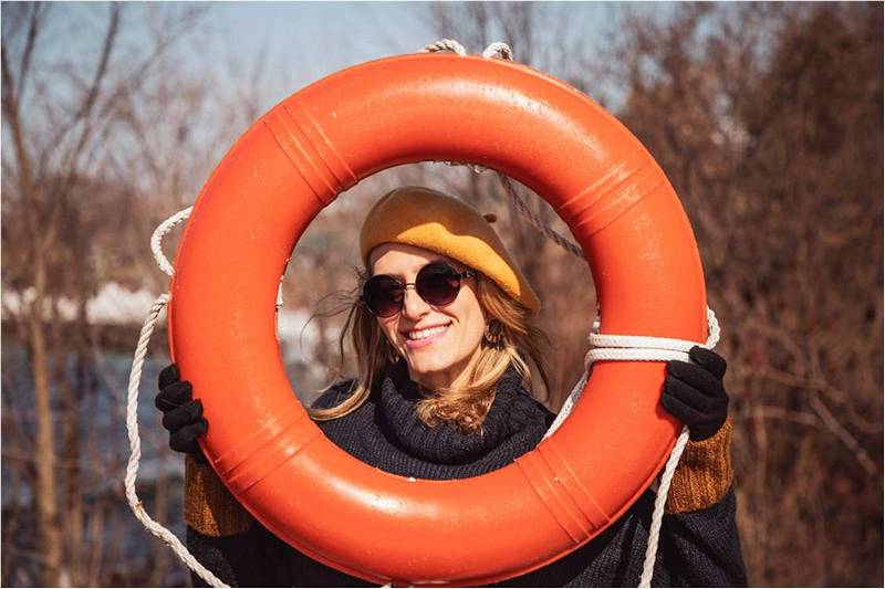Интересная жизнь счастливой женщины, фото со спасательным кругом.