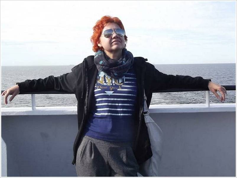 Девушка стоит на палубе.