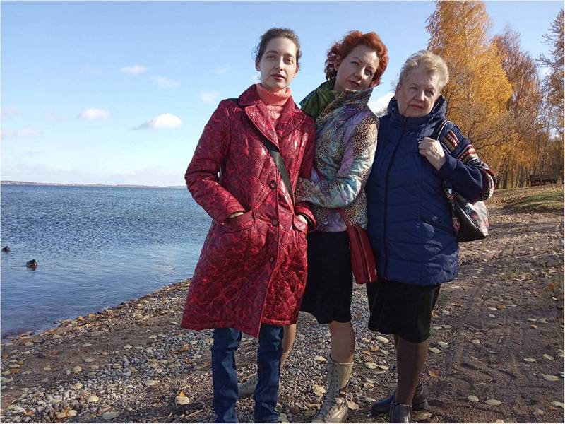 Три женщины на берегу моря, им легко сказать про свою дружбу.