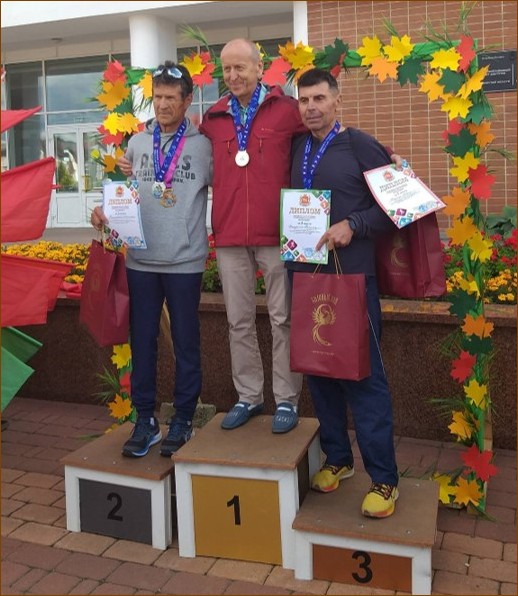 спорт для пенсионеров, мужчины с медалями на пьедестале.