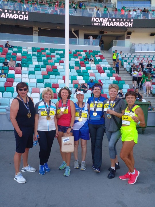 Женщины с медалями - участницы полумарафона.